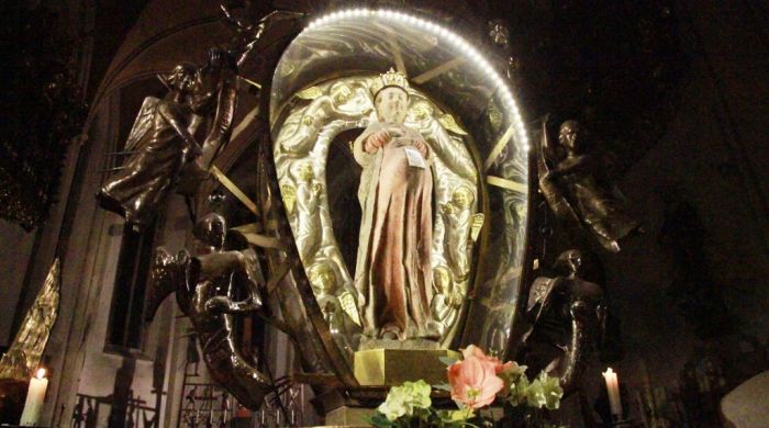 Die berÃ¼hmte "Maria gravida" in der Bogenberger Wallfahrtskirche erstrahlt bei der "Bsinnlichen Stund" fÃ¼r die Besucher aus Nah und Fern.