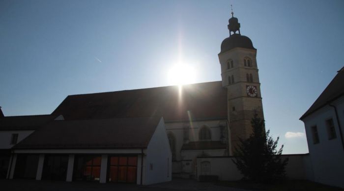 Die Wallfahrtskirche MariÃ¤ Himmelfahrt auf dem Bogenberg.