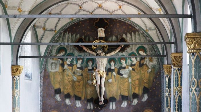 In HÃ¶he der Orgelempore hat man einen wunderbaren Blick zur Darstellung des Gekreuzigten in der Aiterhofener Pfarrkirche St. Margareta.