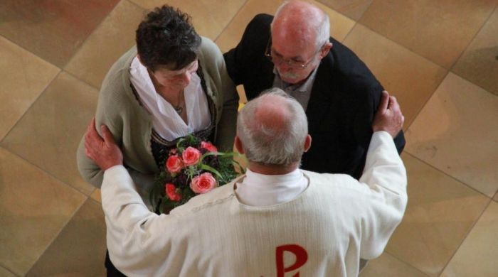 Diakon Alfons Eiber freut sich fÃ¼r das Goldene Brautpaar und gratuliert von Herzen zu 50 Jahre EheglÃ¼ck.