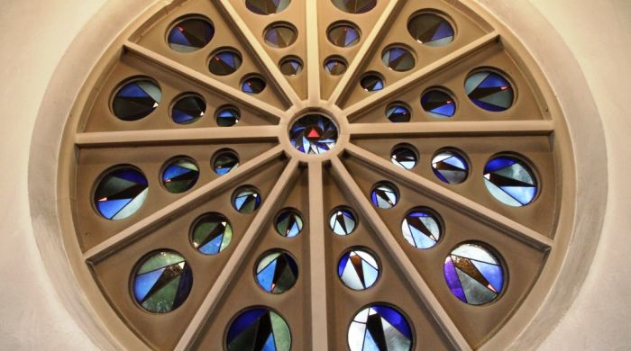 Ãœber der Orgelempore der Straubinger Pfarrkirche St. Josef, befindet sich dieses wundervoll gestaltete Glasfenster.