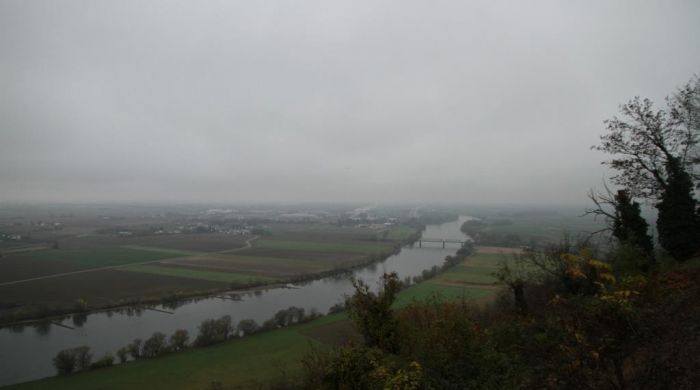 Vom Bogenberg aus "wandert" der Blick Ã¼ber die Donauauen.