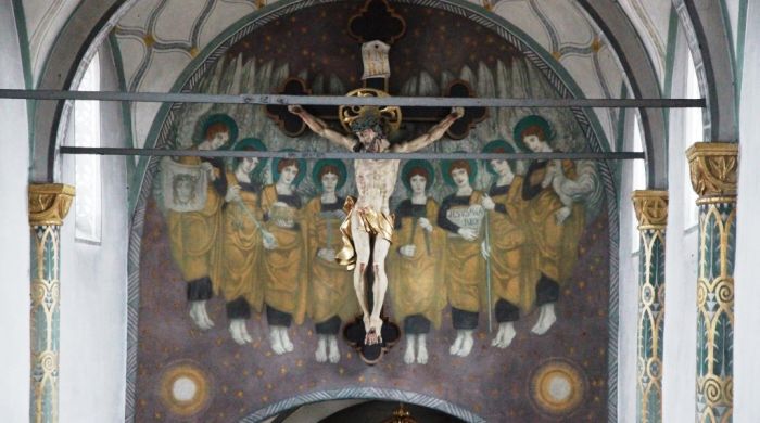 In der Aiterhofener Pfarrkirche befindet sich Ã¼ber dem Hochaltar das Ã¼berlebensgroÃŸe Kreuz Christi.