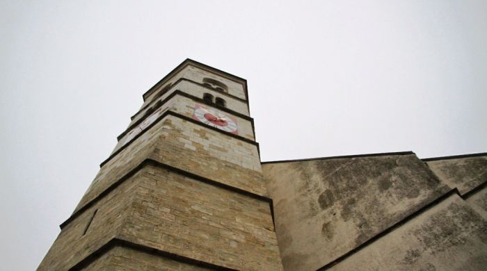 Blick hinauf zum Glockenturm der Wallfahrtskirche MariÃ¤ Himmelfahrt auf dem Bogenberg.