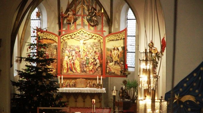 Wie herrlich weihnachtlich geschmÃ¼ckt: der Hochaltar in der Stadtpfarrkirche St. Florian in Bogen.