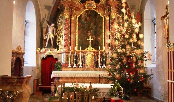 Weihnachtlich wunderschÃ¶n dekoriert: die Grafenkirchener Pfarrkirche St. Laurentius.