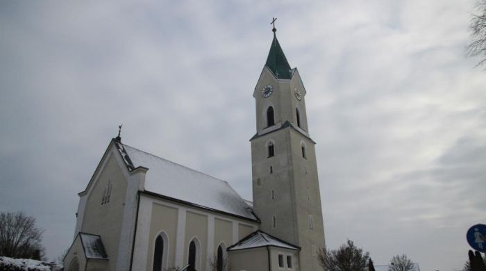 Die Pfarrkirche St. Lukas in Aholfing.