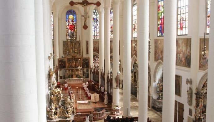 In der Basilika St. Jakob in Straubing geben sich Melanie und Sebastian das Ja-Wort.