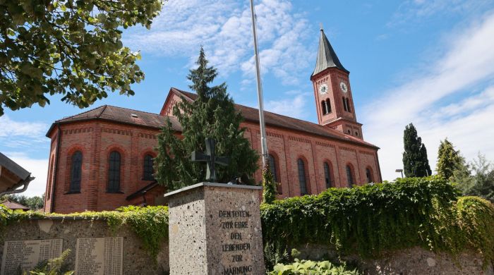 Vor der Ittlinger Pfarrkirche St. Johannes befindet sich das Kriegerdenkmal mit den Worten "Den Toten zur Ehre - Den Lebenden zur Mahnung".
