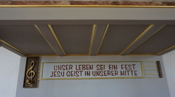 Unter den Orgelpfeifen in der Hankofener Kirche St. Georg ist zu lesen: "Unser Leben sei ein Fest - Jesu Geist in unserer Mitte".