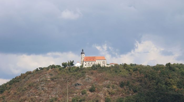 Schon von weitem zu sehen: die Wallfahrtskirche Mariä Himmelfahrt auf dem Bogenberg.
