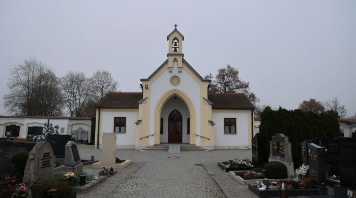 Die Aussegnungshalle am Friedhof in Geiselhöring.