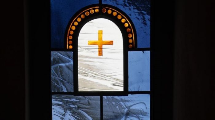In der Parkstettener Pfarrkirche kommt man beim Aufgang zur Orgelempore an den wundervoll farbintensiven Glasfenster vorbei.