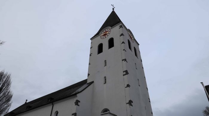 Die Pfarrkirche St. Nikolaus in Hunderdorf.