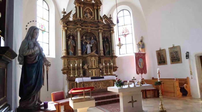 Der Hochaltar in der Falkenfelser Burgkirche St. Joseph.