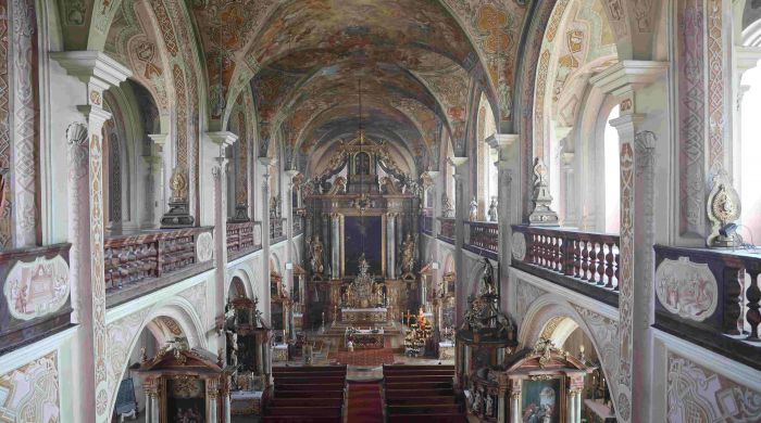 Blick nach vorne in Richtung Hochaltar in der Pfarrkirche St. Peter und Paul in Oberalteich.