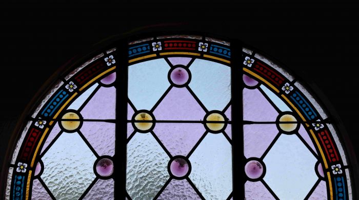 Auf der Empore in der Ittlinger Pfarrkirche St. Johannes befindet sich dieses schöne bunte bleigefasste Fenster.