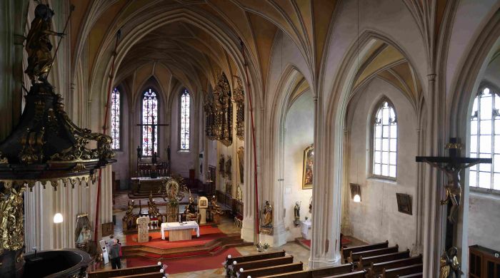 Blick nach vorne in Richtung Altar in der Bogenberger Wallfahrtskirche Mariä Himmelfahrt.