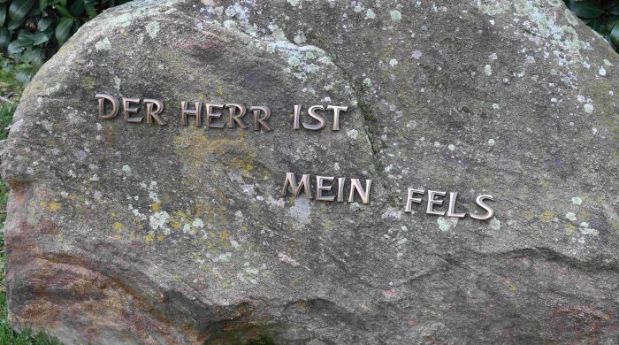 Direkt beim Eingang zur Salchinger Pfarrkirche St. Peter und Paul befindet sich dieser Stein mit der Aufschrift "Der Herr ist mein Fels".