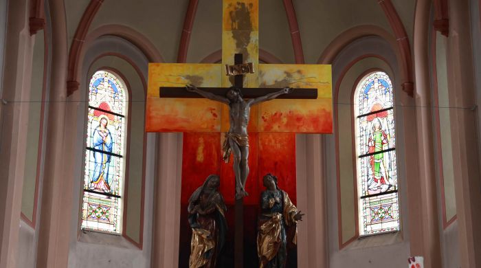 Was für eine wundervolle Idee! Der Ittlinger Malkreis malte extra für das Osterfest auf Leinwände einen neuen Hintergrund für das Kreuz über den Altar in der Ittlinger Pfarrkirche St. Johannes.