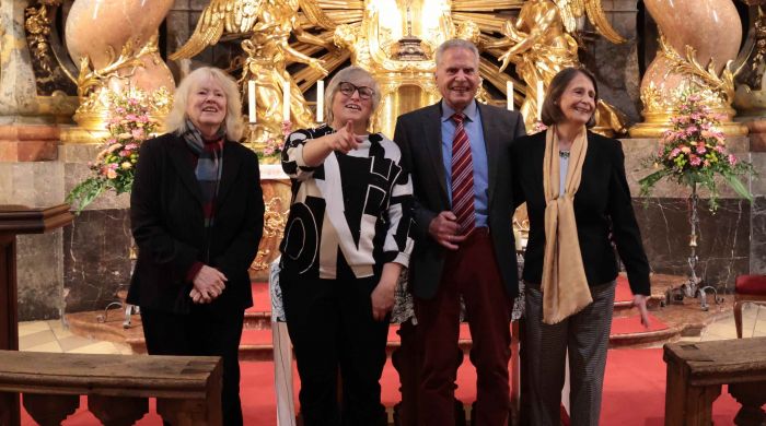 Die sich freuenden Mitwirkenden von links: Judith Wagner (Orgel), Bettina Thurner (Gesang), die "Dichterpflänzchen" Lutz und Martha Schauerhammer (Texte)