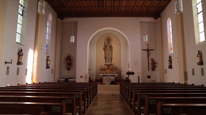 Blick nach vorne in Richtung Hochaltar in der Hunderdorfer Pfarrkirche St. Nikolaus.