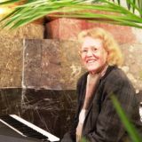Judith Wagner begleitet Bettina Thurner am E-Piano.