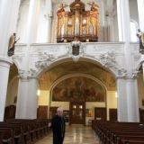 Professor Norbert DÃ¼chtel vor "seiner" Orgel, die er vor 25 Jahren als OrgelsachverstÃ¤ndiger der DiÃ¶zese Regensburg betreute.