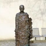 Skulptur von Dietrich Bonhoeffer (1906 - 1945) mit folgendem Text ...