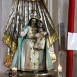 Links neben dem Hochaltar befindet sich ein beliebtes Fotomotiv: Maria mit dem Jesuskind, rechts daneben ist ein TeilstÃ¼ck der Pfingstkerze zu sehen.