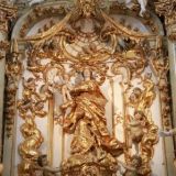 ... Kirchenpatronin als Apokalyptisches Weib, gefertigt von Simon Sorg (1769/72). Sie steht auf einer DrehbÃ¼hne vor triumphbogenartiger Nische, scheint jedoch Ã¼ber dem kunstvollen Tabernakel mit den seitlichen Anbetungsengeln zu schweben. Der segnende Jesusknabe wird von ...