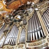 Detailansicht der Papst-Benedikt-Orgel in der Basilika Unserer Lieben Frau zur Alten Kapelle in Regensburg.