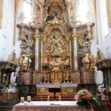 Im Vordergund der Altar in der Wallfahrtskirche Sossau, geschmÃ¼ckt mit einem ...