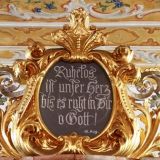 Unter der Empore steht ein Zitat vom Hl. Augustinus: "Ruhelos ist unser Herz bis es ruht in Dir o Gott".
