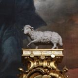 Im Vordergrund die Darstellung eines Lamms.