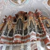 Die Orgel mit reichem Schnitzwerk und zwei gedrehten SÃ¤ulen wurde 1720 von Barthelmene Poos aus Koblenz gebaut. Bei den umfangreichen Kirchenrenovierungsarbeiten im Jahr 2005 wurde die Orgel neu aufgebaut und um einige Register erweitert. Sie hat jetzt 43 Register und 3.213 Pfeifen.
