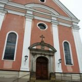 Die Stadtpfarrkirche St. Jakob in Cham: Durch verschiedene StadtbrÃ¤nde und der Brandschatzung im Jahr 1742 durch die Panduren, stammen die meisten Bauelemente aus dem 18. Jahrhundert. Nach Betreten des Haupteingangs hat man ...