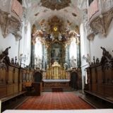 Der eingezogene Chor (= Presbyterium) entstand 1394 bis 1411. Der Hochaltar wurde von Architekt A. Bachmann, MÃ¼nchen, entworfen und von dem Chamer Hoflieferanten A. Schoyerer sowie dem Chamer Bildhauer Ludwig Egen und dem Chamer Malermeister und Vergolder Thomas Brunner und seinem Sohn Karl ausgefÃ¼hrt.