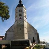 Von allen Seiten wird die Wallfahrtskirche am Bogenberg von der ...