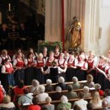 Der Landfrauenchor Straubing-Bogen singt unter der Leitung von Astrid Weiser.