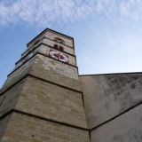 Der stolze Kirchturm der Wallfahrtskirche auf dem Bogenberg.