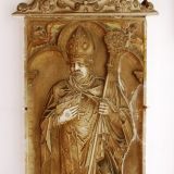 Rechts im Eingangsbereich befindet sich die Darstellung eines Mannes mit Bischofsinsignien. 1288 wird die Propstei zur Abtei erhoben, ab 1414 dÃ¼rfen die Ã„bte Abtstab und Mitra tragen (Quelle: asambasilika.de)