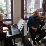 Judith Wagner am E-Piano und Martin Thom mit der Geige, begleiten Bettina Thurner (nicht im Bild) bei Ihren Liedern.