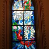 GroÃŸes farbenprÃ¤chtiges Fenster in der NÃ¤he der Orgel in der Pfarrkirche MariÃ¤ Himmelfahrt in Pondorf.