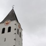 Der Kirchturm der Hunderdorfer Pfarrkirche St. Nikolaus.