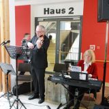 Die Feier beginnt mit dem MusikstÃ¼ck "Viel GlÃ¼ck", komponiert von Judith Wagner am E-Piano. Links steht Martin Thom und spielt den Geigenpart.
