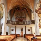Ein Blick zurÃ¼ck zur Empore mit der imposanten Orgel.