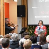 Mit dem Lied "Morgenlicht leuchtet", gesungen von Bettina Thurner, wird der nachfolgende Wortgottesdienst eingeleitet (fotografiert von Lena Feldmeier vom Straubinger Tagblatt).