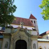 Ãœber dem Eingang zur Basilika Unserer Lieben Frau zur Alten Kapelle in Regensburg befindet sich ...