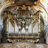 ... imposante Papst-Benedikt-Orgel zu sehen.